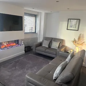 Luxury Centre Overlooking Custom House Sqaure Apartment