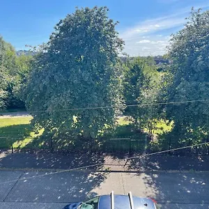 Lovely 2 Bedroom House Overlooking Park, Free Parking Holiday home