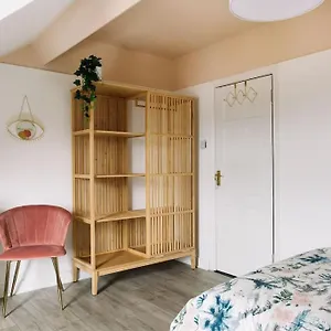 Designer 4-bed In The Heart Of Holiday home