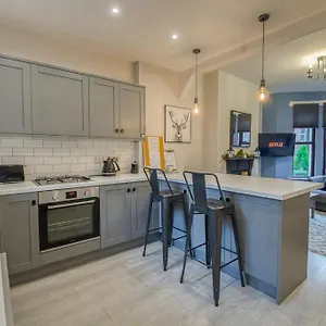 Charming Home, Beside The Serene Ormeau Park Holiday home