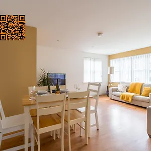 Modern 3 Bedroom Apt Near City Centre Parking Included Apartment