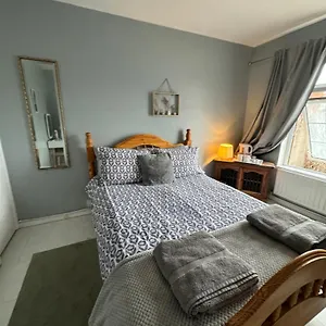 House Near To Castlecourt Shopping Homestay